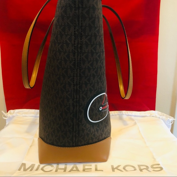 Michael Kors oversized tote and snap pouch. - Picture 15 of 16